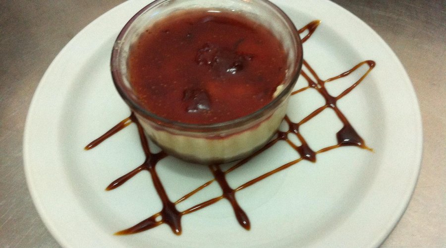 Tarta de requesón de leche de cabra con mermelada de higo.