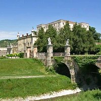 Il Castello del Catajo dall'argine del Canale Battaglia