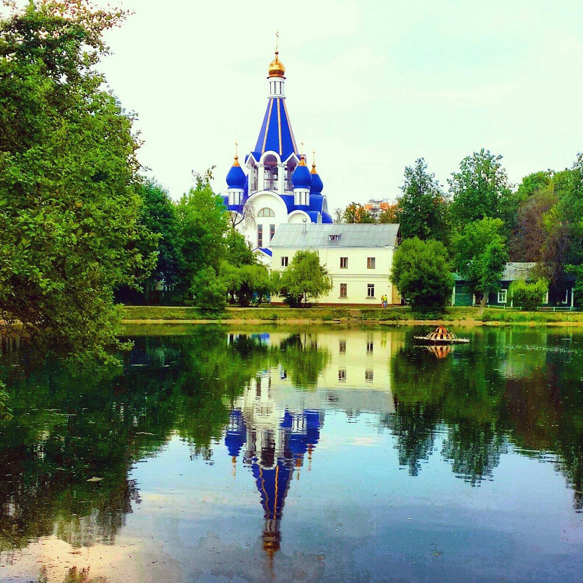 Королев новгород. Церковь Королев Костино. Королёв парк Костино озеро и Церковь. Королев Церковь у пруда. Храм Королев Костино нарисованный.