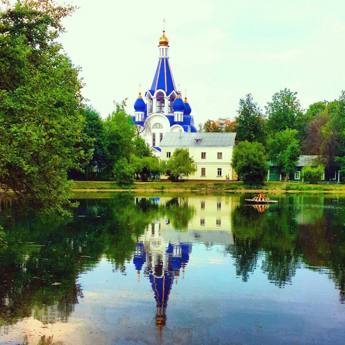 Храм королев. Церковь Королев Костино. Королёв парк Костино озеро и Церковь. Королев Церковь у пруда. Храм Королев Костино нарисованный.