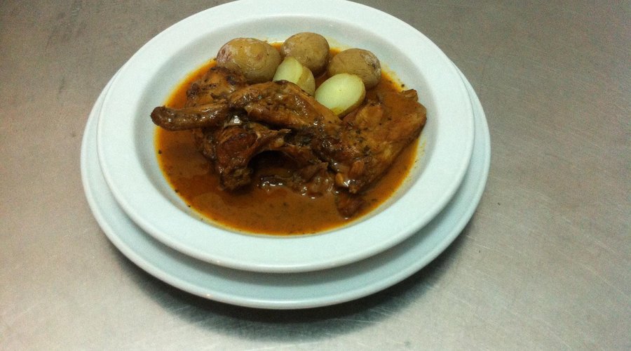 Conejo al salmorejo.