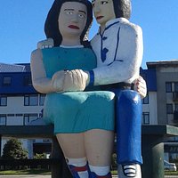 Monumento "Sentados Frente Al Mar", los gorditos tomados de la mano