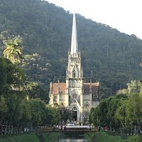 Catedral Dom Pedro de Alcântara emoldurada pela serra.