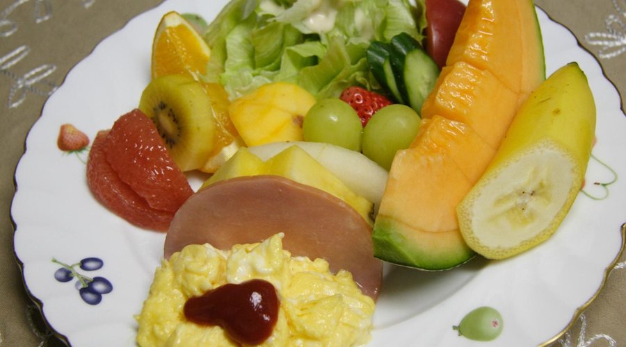 朝食のプレートの一例