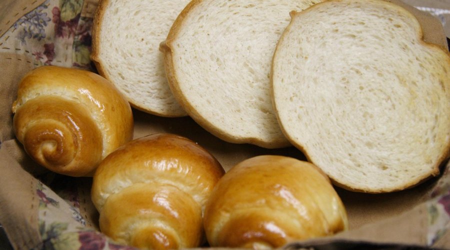 朝食のパンは、食パンとバターロールどちらも自家製となっております。