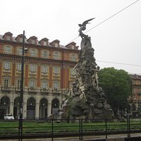 Титаны держат падающие камни