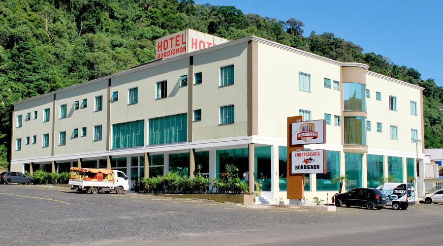 Localizado na entrada de Joaçaba, próximo ao trevo da BR 282. O seu melhor Pit Stop.