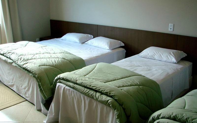 Apartamento triplo com cama box, ar condicionado, TV, ducha à gás, frigobar e Internet wireless.