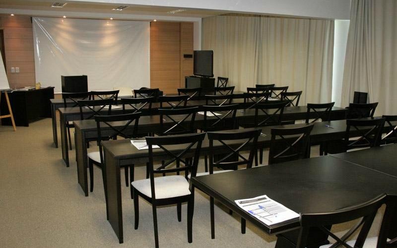 Café da manhã para hóspedes (Incluso na diária). Almoços e jantares com buffet e a la carte.
