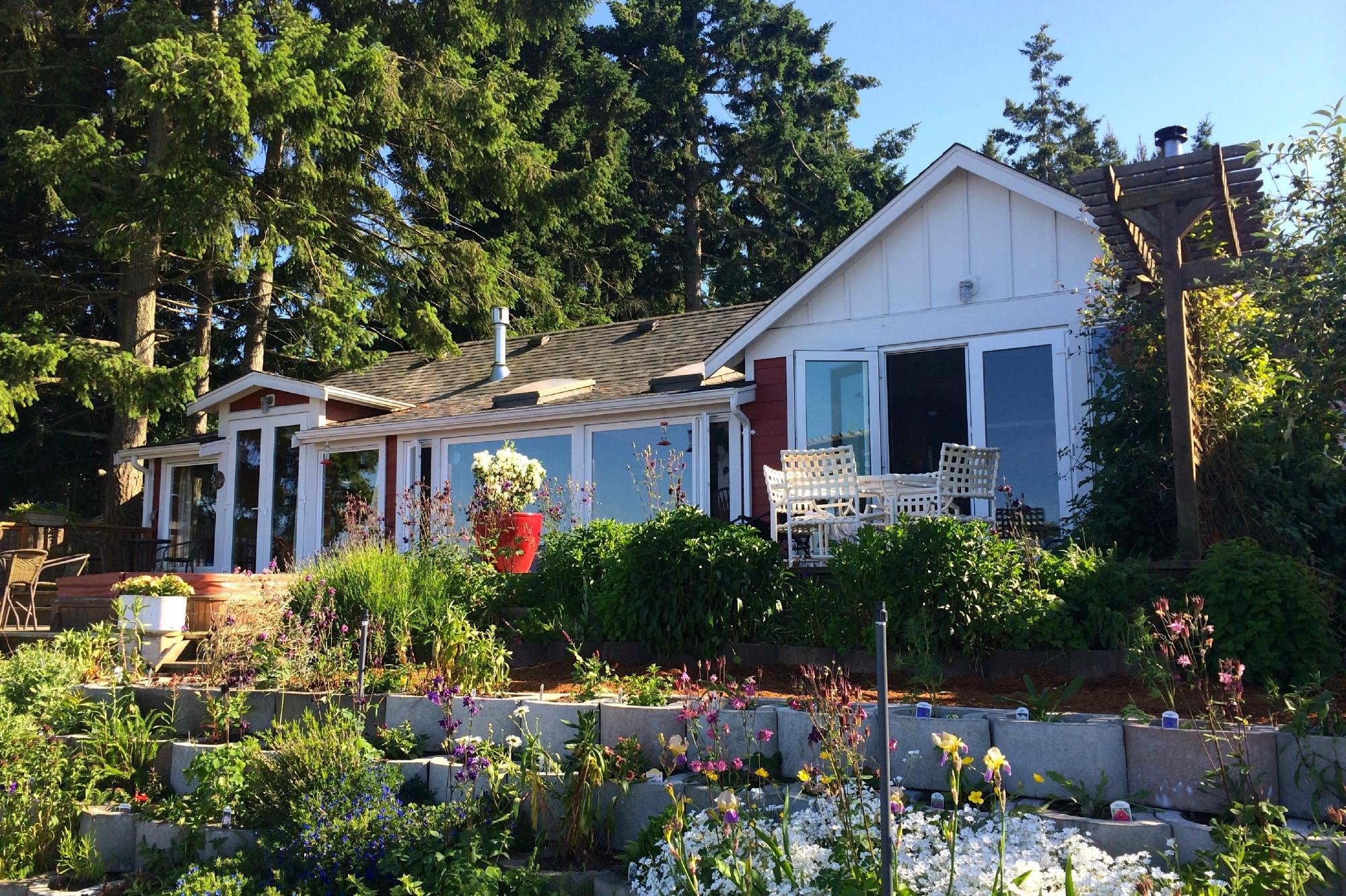Bella's Beach Front B&B image