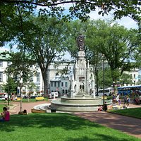 Place d'Armes(1636) et sa magnifique fontaine de style gothique