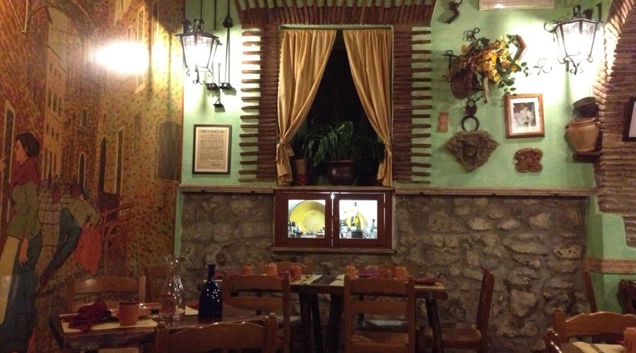 Inside you find all this beautiful wall paintings and decorations