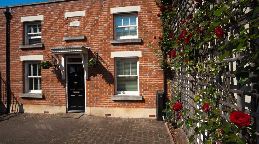 The cottage has 4 en-suite rooms inside