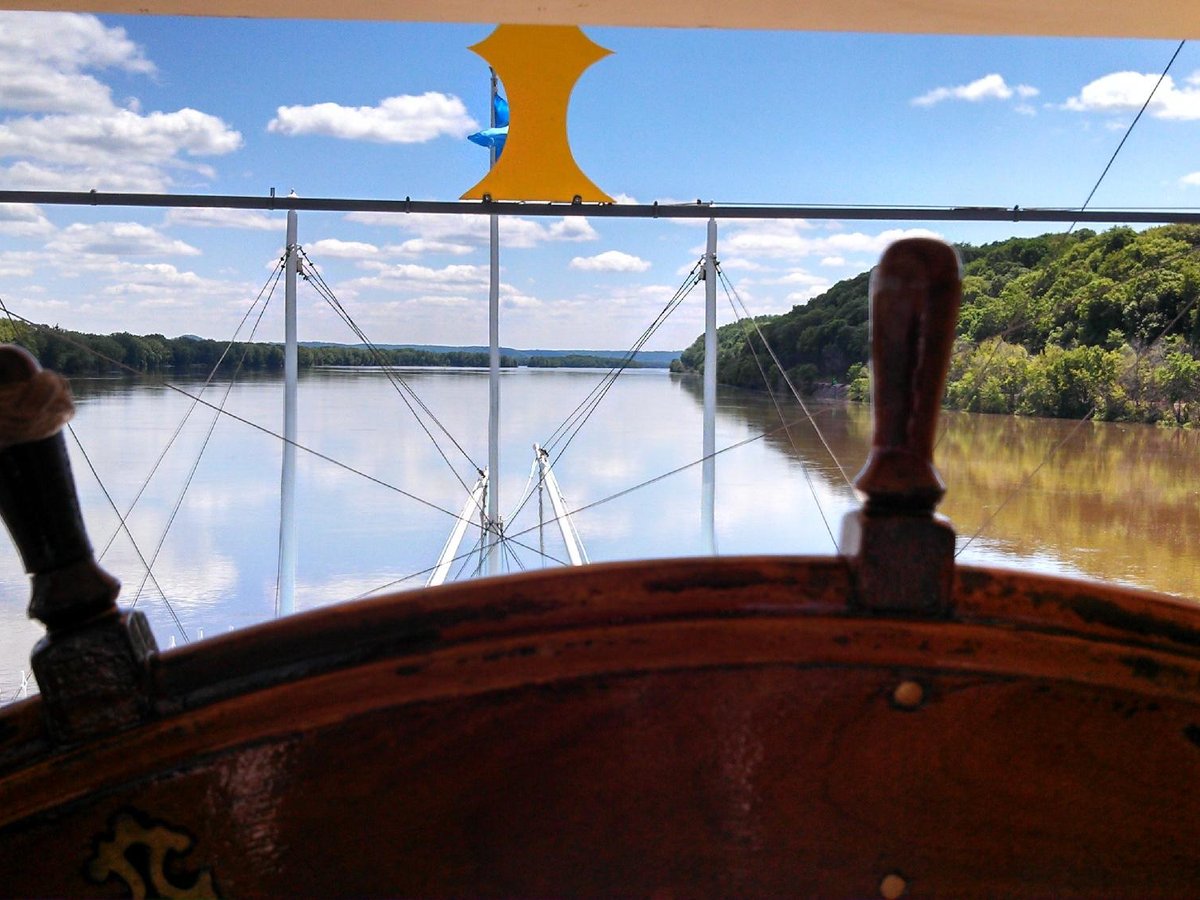 riverboat cruises le claire iowa