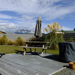 Outdoor BBQ area No 18 Motu-au Close Cottage