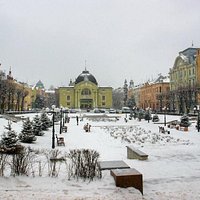 Chernivtsi: Teatralna Square in winter