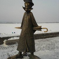 Памятник Антону Павловичу Чехову в Томске на берегу Томи