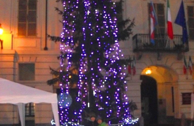 LA PIAZZA A NATALE DI FRONTE AL BAR  -SAN DAMIANO
