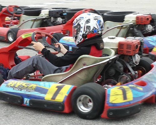 Vista aérea da pista de kart durante a corrida vários karts de corrida  competem em uma pista especial