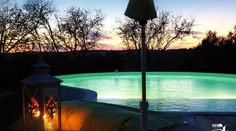 Quando a noite cai, na zona da piscina