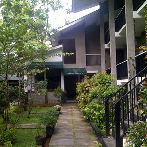 Taman di Depan Kamar