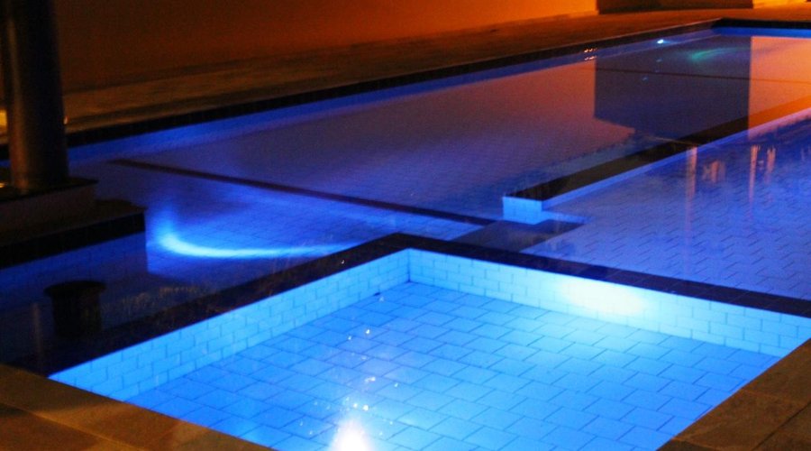 piscina à noite