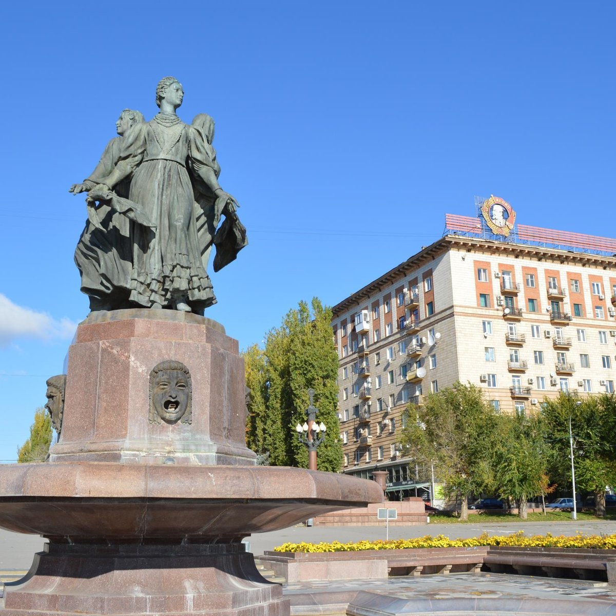 Искусство волгограда. Фонтан на аллее героев Волгоград. Волгоград «неправильный» памятник. Памятники в парке Победы Волгоград на набережной. Волгоград фонтан арт.