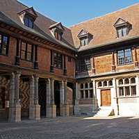 Cour de la Maison de l'Outil et de la Pensée Ouvrière