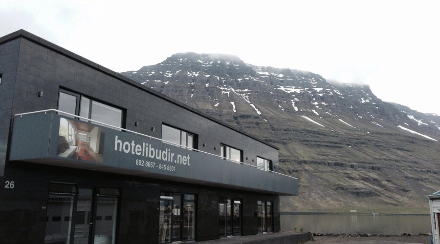 The hotel & the mountain "Holmatindur"