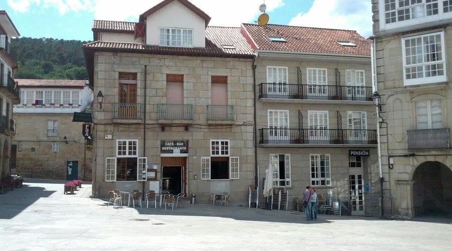 Enfrente a la plaza mayor , dond