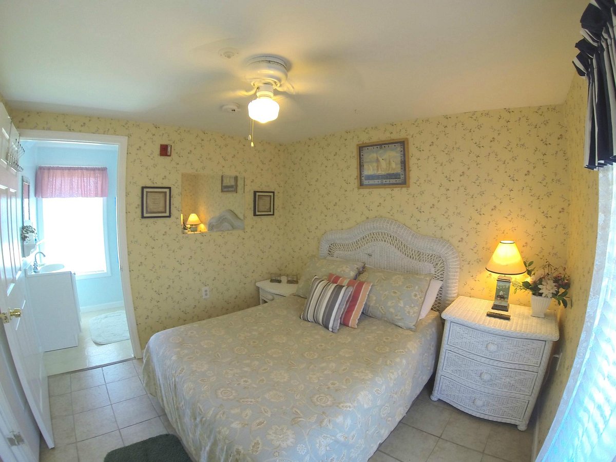 BLUE WHALE INN - Reviews & Price Comparison (Misquamicut, RI) - Tripadvisor