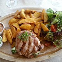 Maiale alla griglia con patate e salse