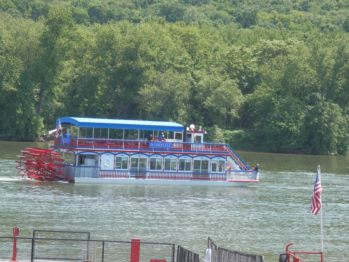 hiawatha paddlewheel riverboat photos