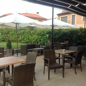 Hotel Restaurante Araba in Vitoria-Gasteiz, image may contain: Dining Table, Table, Terrace, Patio