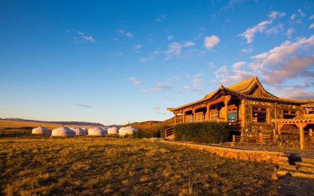 Three Camel Lodge's Dino House and gers