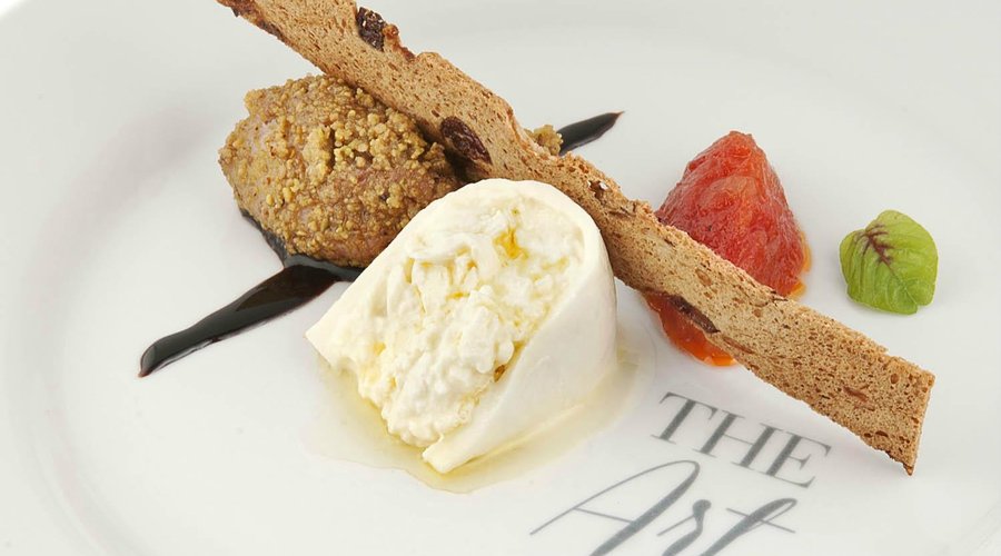 Pate de foie a la pimienta verde y oporto, chutney de tomates, burrata al frantoio y toast