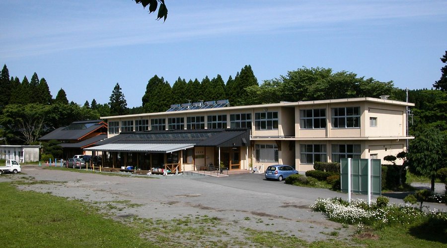 なみの高原やすらぎ交流館の外観。小学校跡地を改修した宿泊研修施設です。