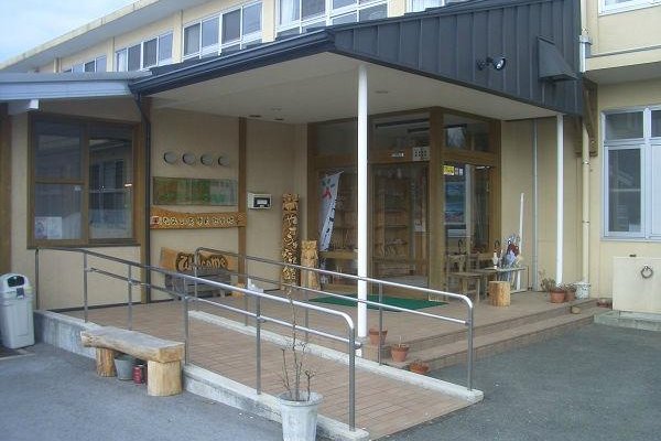 やすらぎ交流館の玄関。交流館の１階、及び体育館はバリアフリーで、車イスの方も利用できる。