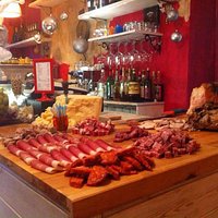 Taglieri con selezione di affettati e formaggi