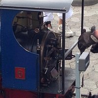 Et damptog får påfyll med kull