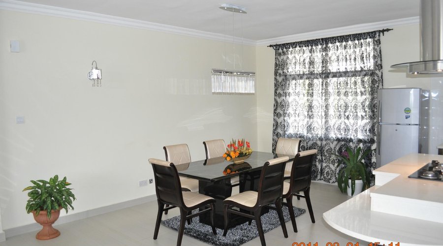4 bedroom dining