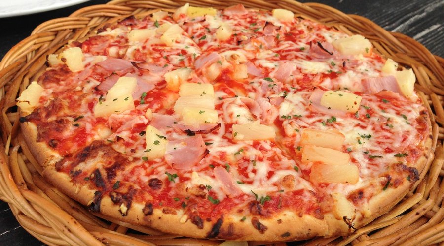 Tiny cold pizza at NOK 105,- is too much.