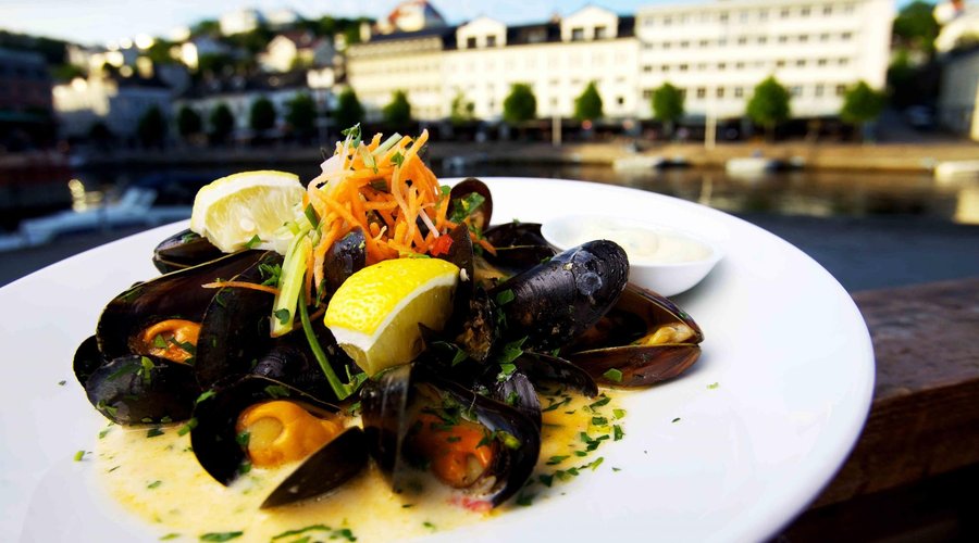 Mussels in garlic, ginger and chili