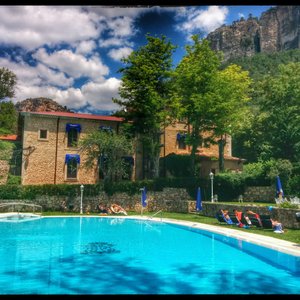 Piscina con aguas medicinales