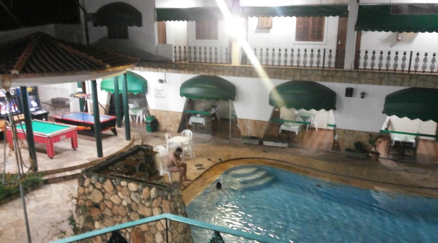 Piscina e sala de jogos