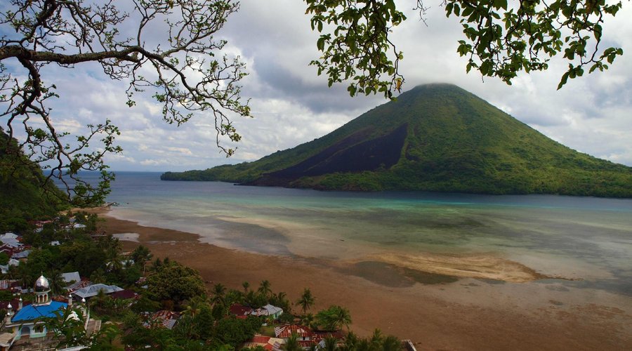 Gunung Api dari Pulau Banda Besar