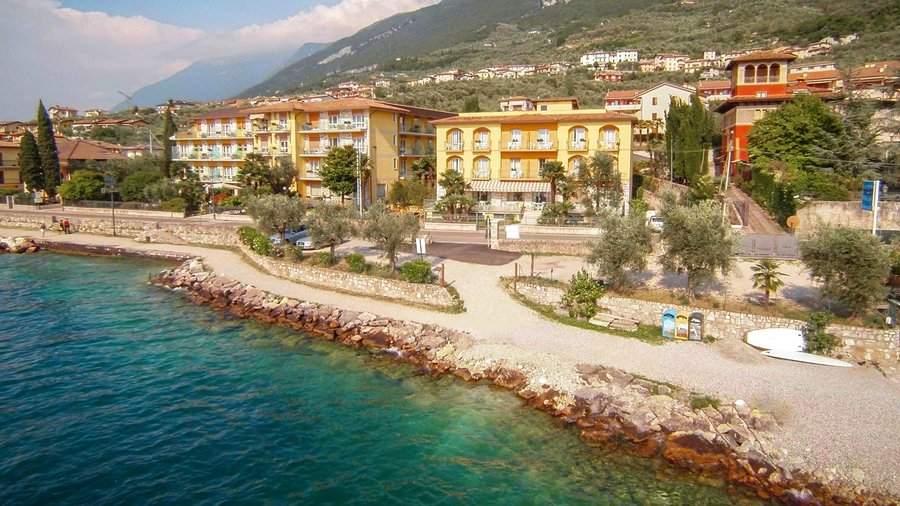 foto drone dal lago verso l'hotel