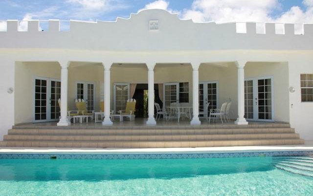 Private swimming pool (3 bedroom)