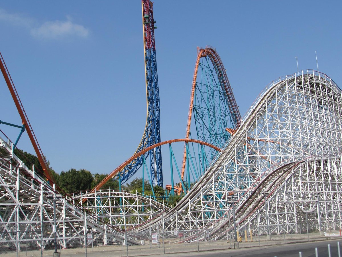 Six Flags Magic Mountain Entrance 2022