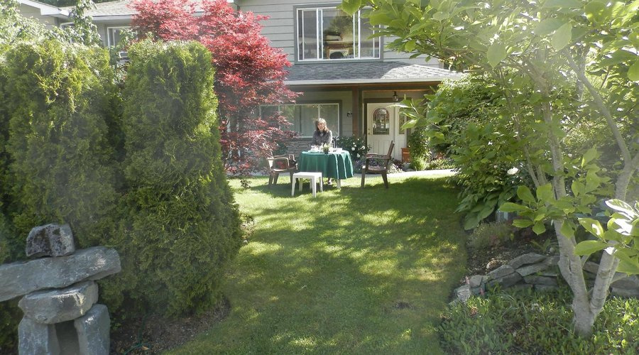Wunderschöner Garten, toller Platz zum Frühstücken mit einer super Aussicht